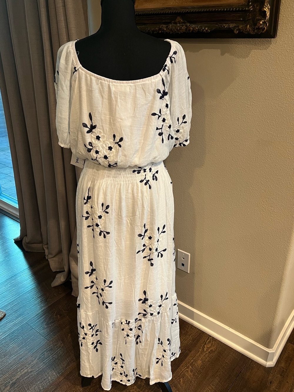 Kindred Maxi Dress Navy Floral Embroidery Puff Sleeves Ruffle Skirt NWT - Picture 2 of 8